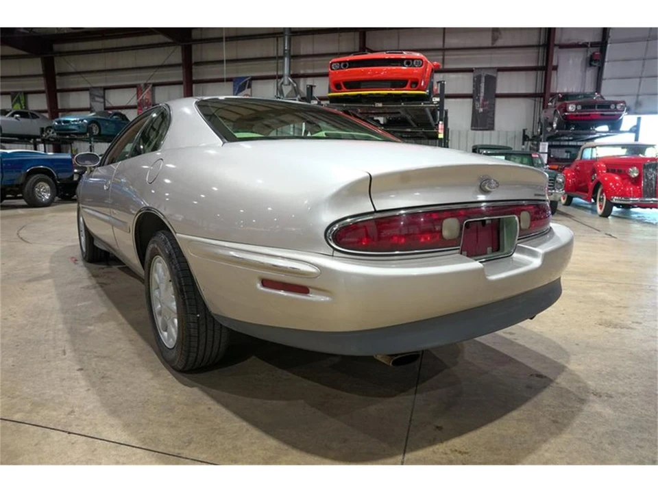 1996 Buick Riviera 8th Gen - Image 6 of 31