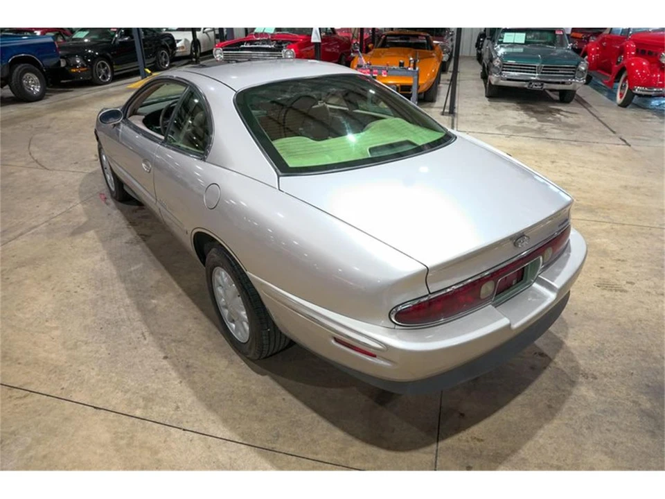 1996 Buick Riviera 8th Gen - Image 16 of 31