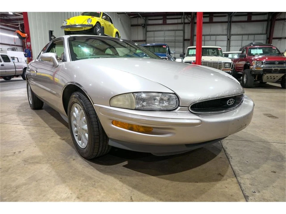 1996 Buick Riviera 8th Gen - Image 12 of 31