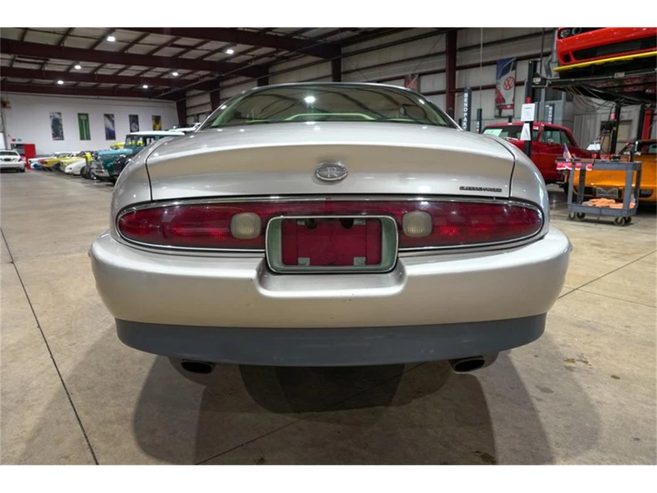1996 Buick Riviera 8th Gen - Image 7 of 31