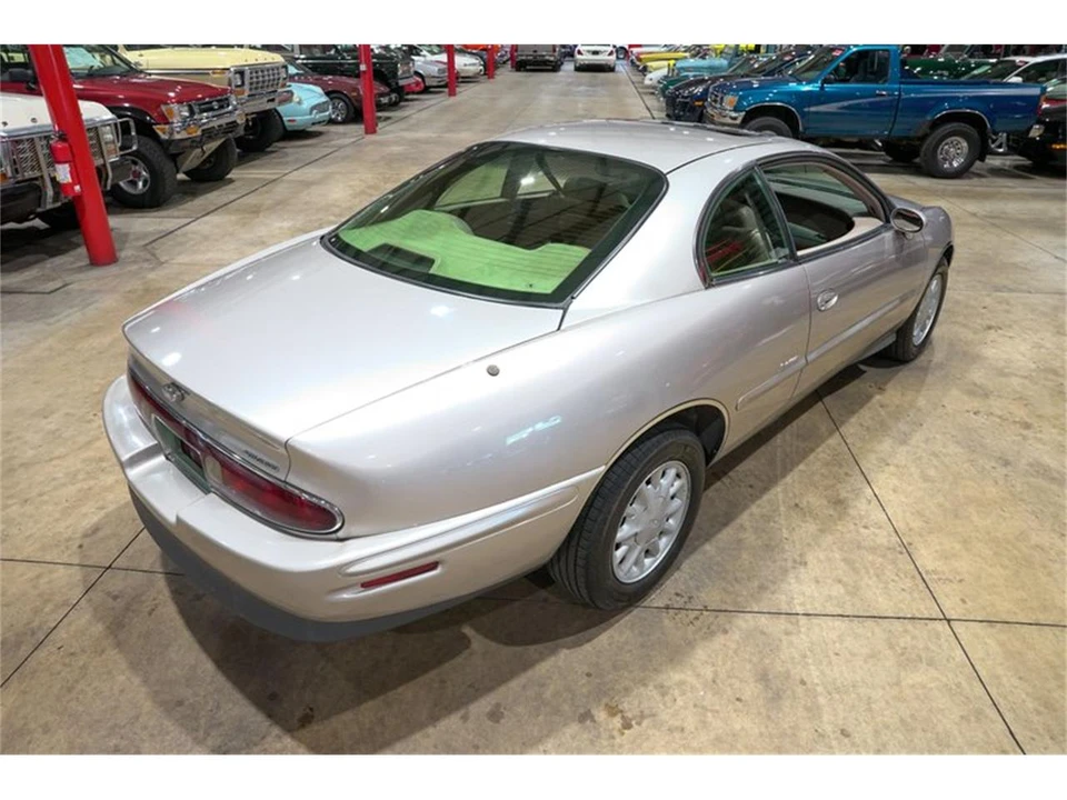 1996 Buick Riviera 8th Gen - Image 17 of 31