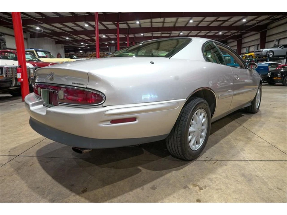 1996 Buick Riviera 8th Gen - Image 8 of 31