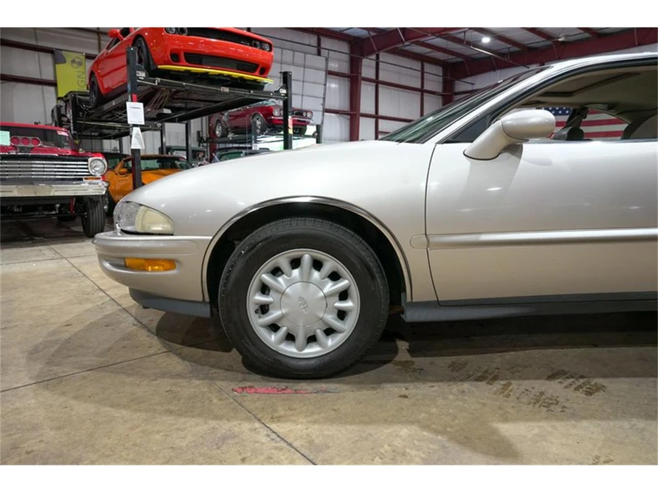 1996 Buick Riviera 8th Gen - Image 3 of 31