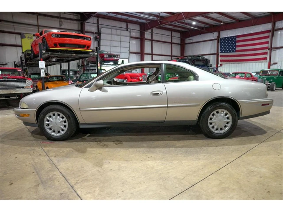 1996 Buick Riviera 8th Gen - Image 4 of 31
