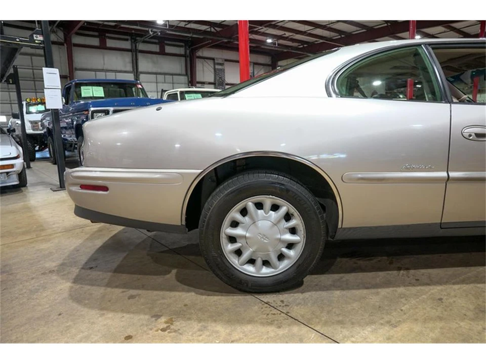 1996 Buick Riviera 8th Gen - Image 9 of 31