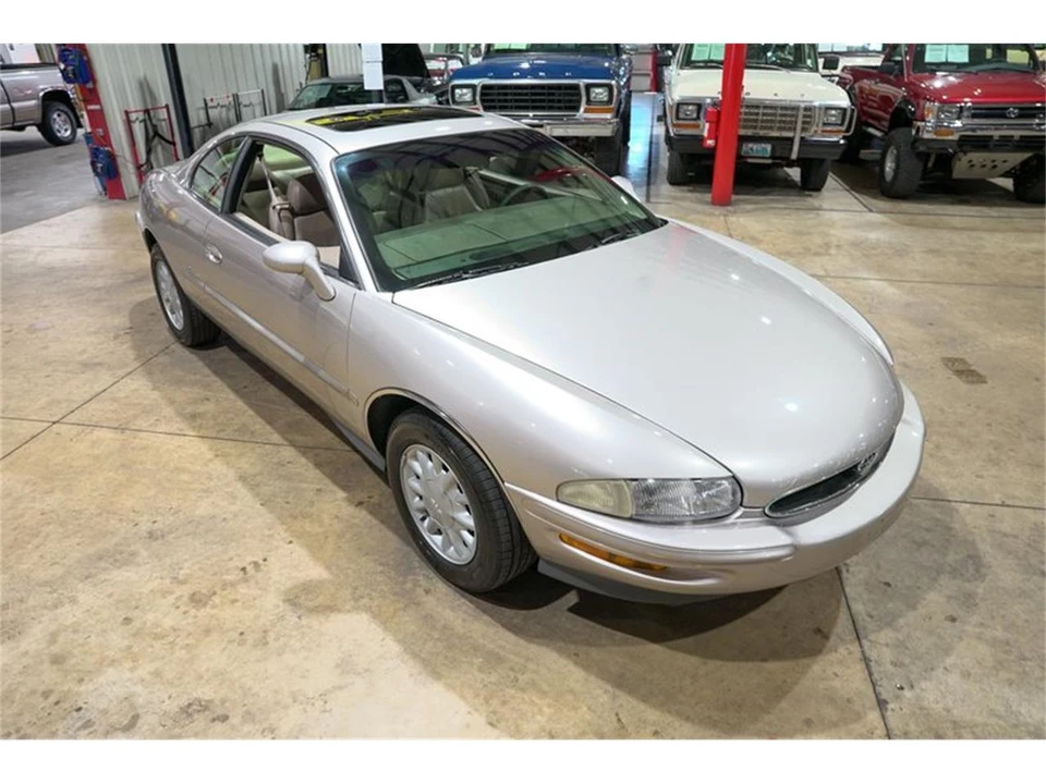 1996 Buick Riviera 8th Gen - Image 14 of 31