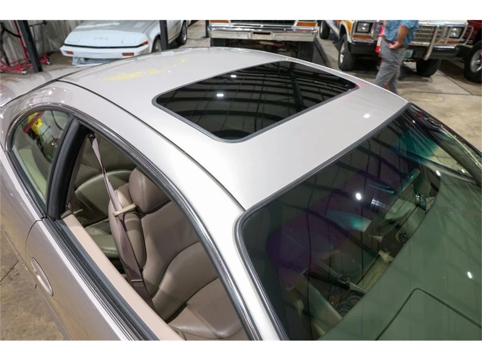 1996 Buick Riviera 8th Gen - Image 19 of 31