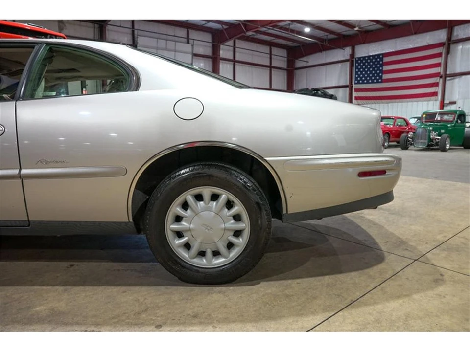 1996 Buick Riviera 8th Gen - Image 5 of 31