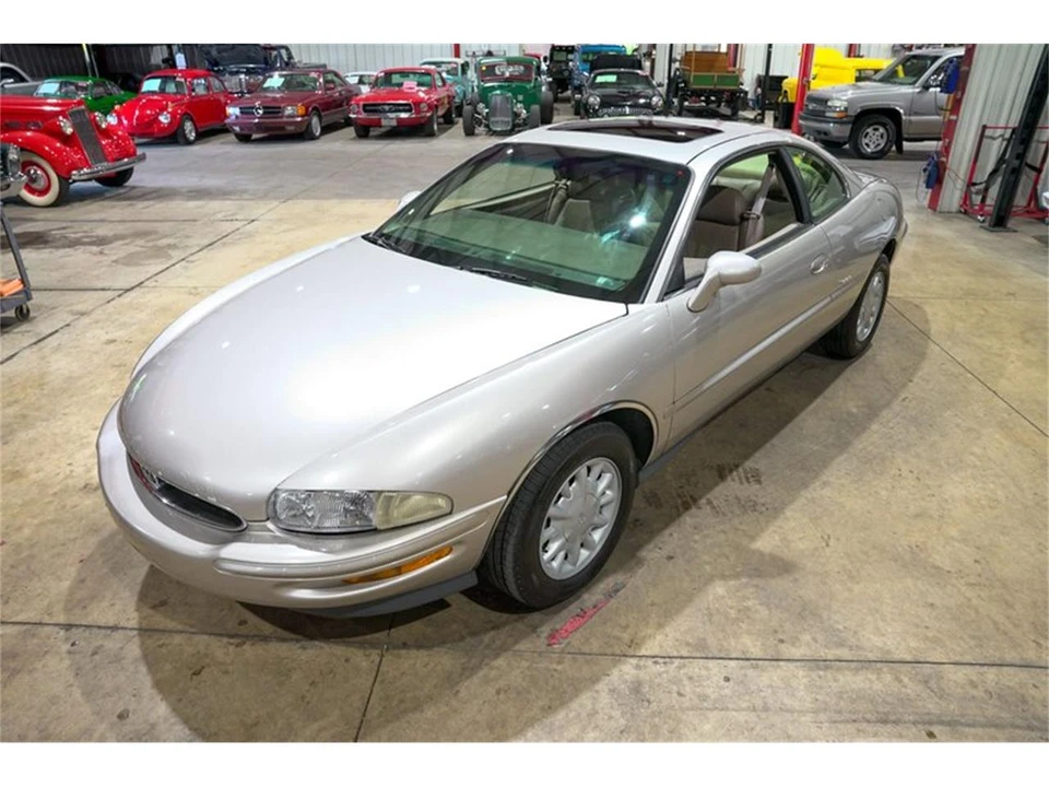 1996 Buick Riviera 8th Gen - Image 15 of 31