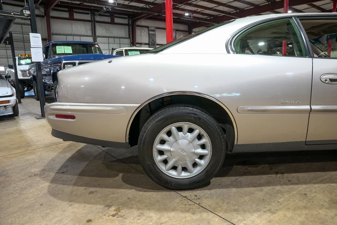 1996 Buick Riviera 8th Gen - Image 9 of 31