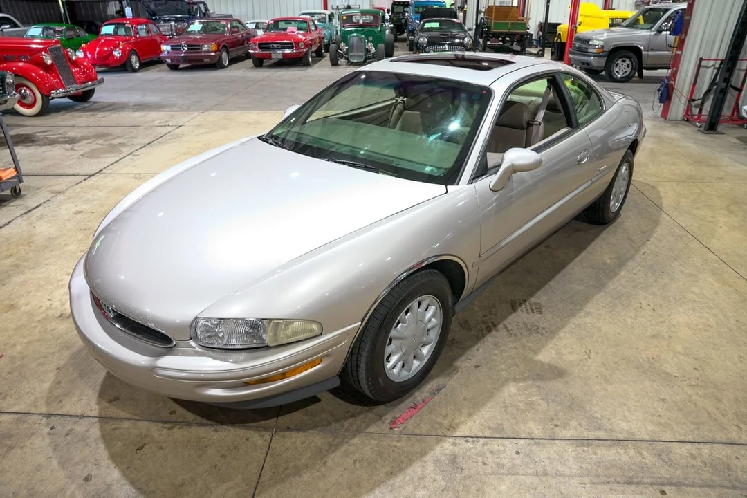 1996 Buick Riviera 8th Gen - Image 15 of 31