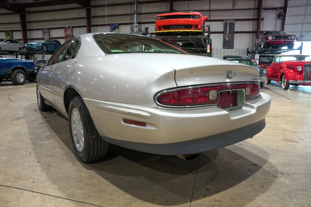 1996 Buick Riviera 8th Gen - Image 6 of 31