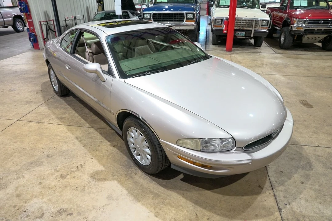 1996 Buick Riviera 8th Gen - Image 14 of 31