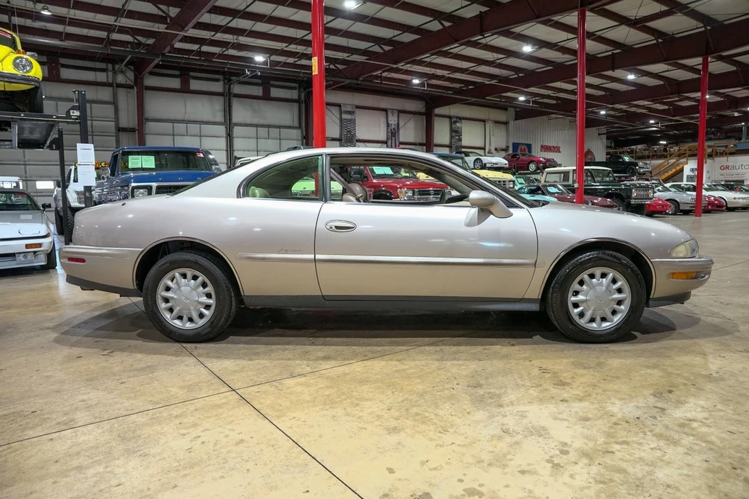 1996 Buick Riviera 8th Gen - Image 10 of 31