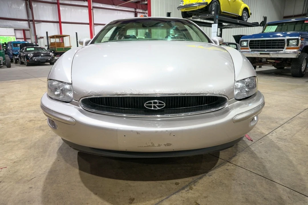1996 Buick Riviera 8th Gen - Image 13 of 31