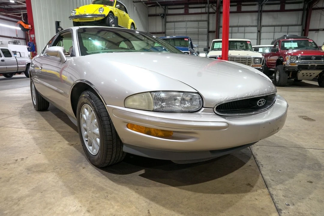 1996 Buick Riviera 8th Gen - Image 12 of 31