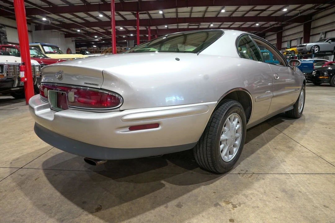 1996 Buick Riviera 8th Gen - Image 8 of 31