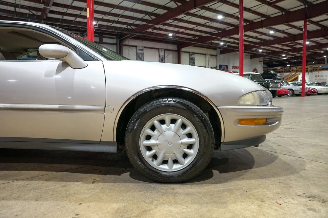 1996 Buick Riviera 8th Gen - Image 11 of 31