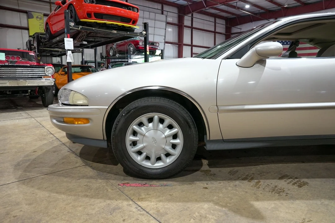 1996 Buick Riviera 8th Gen - Image 3 of 31