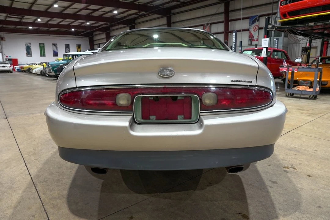 1996 Buick Riviera 8th Gen - Image 7 of 31