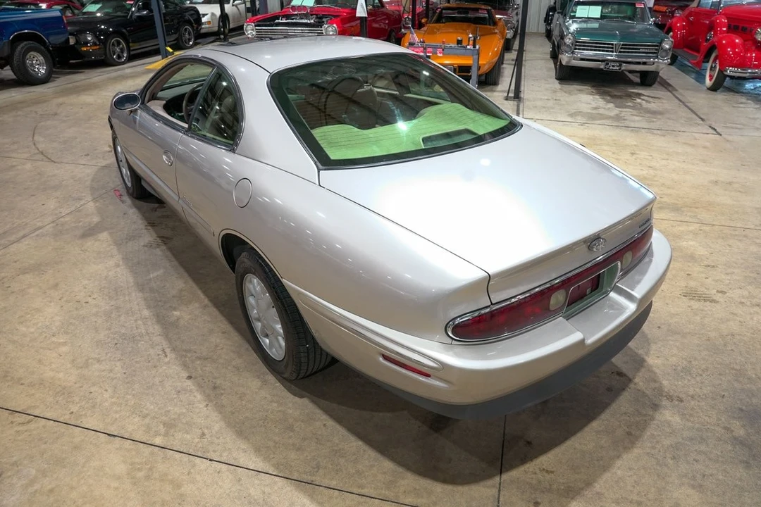 1996 Buick Riviera 8th Gen - Image 16 of 31