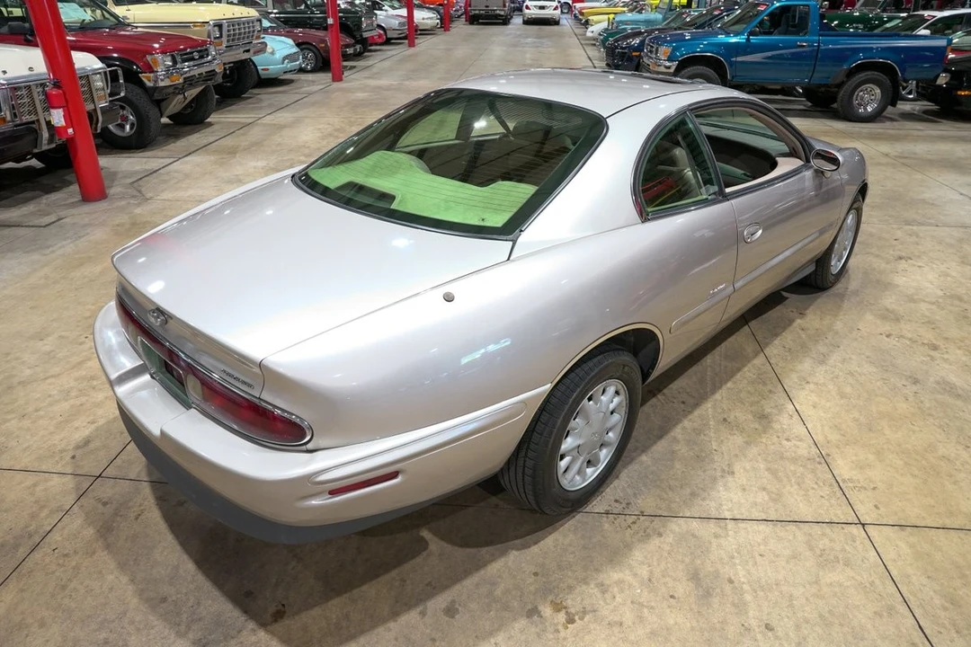 1996 Buick Riviera 8th Gen - Image 17 of 31