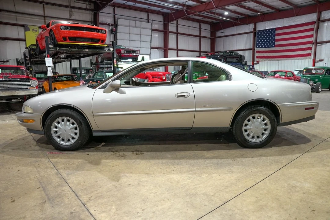 1996 Buick Riviera 8th Gen - Image 4 of 31