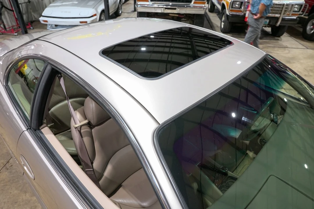 1996 Buick Riviera 8th Gen - Image 19 of 31