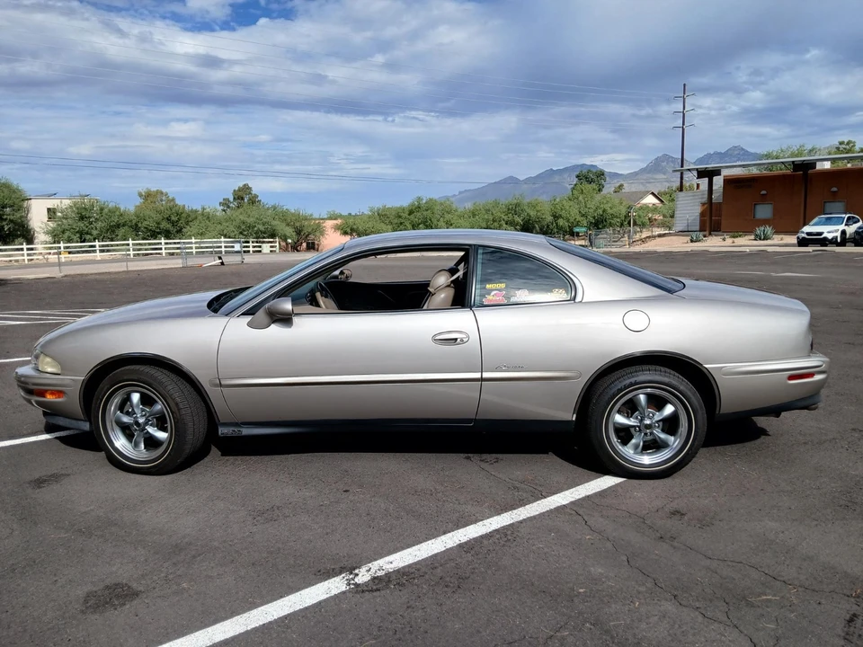 1996 Buick Riviera 8th Gen - Image 2 of 29