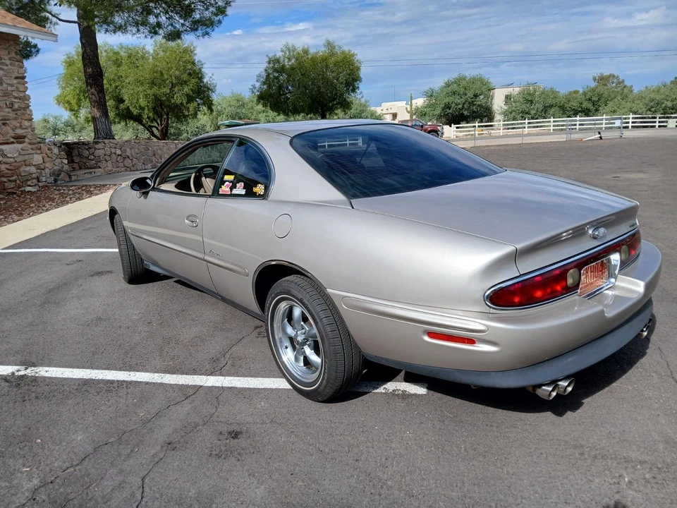 1996 Buick Riviera 8th Gen - Image 4 of 29