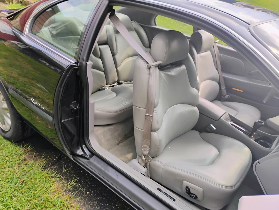 1996 Buick Riviera 8th Gen - Image 24 of 31