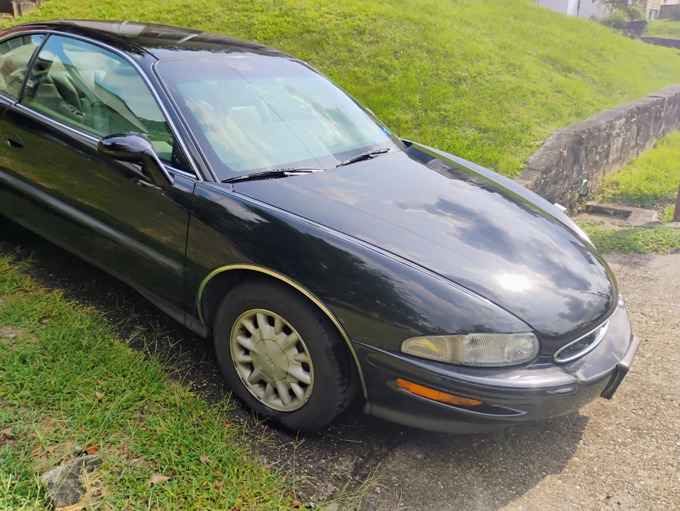 1996 Buick Riviera 8th Gen - Image 5 of 31