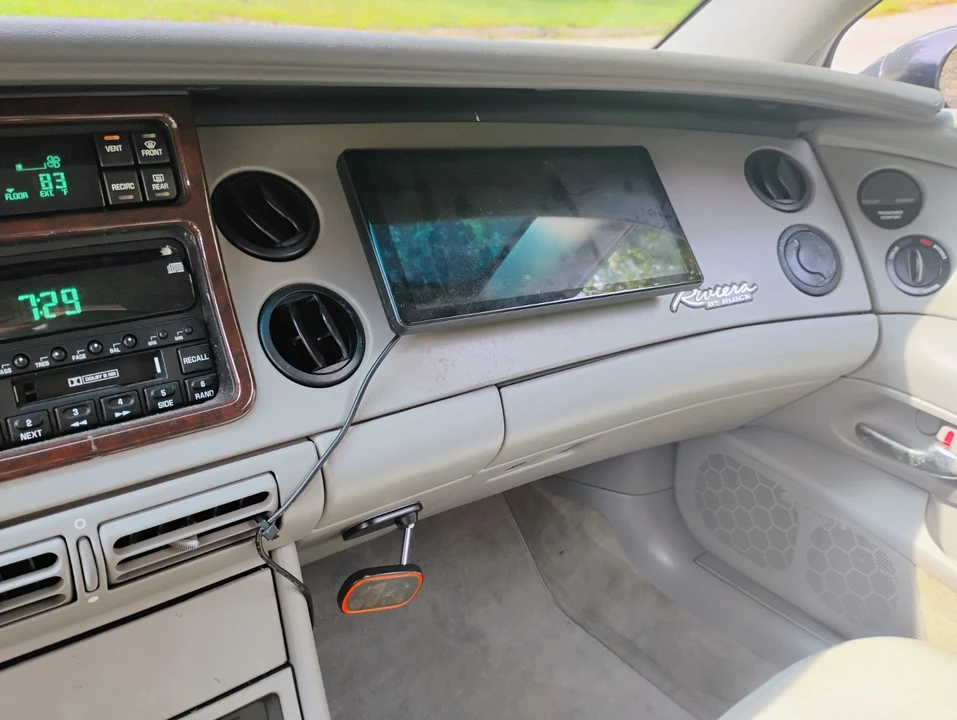 1996 Buick Riviera 8th Gen - Image 15 of 31