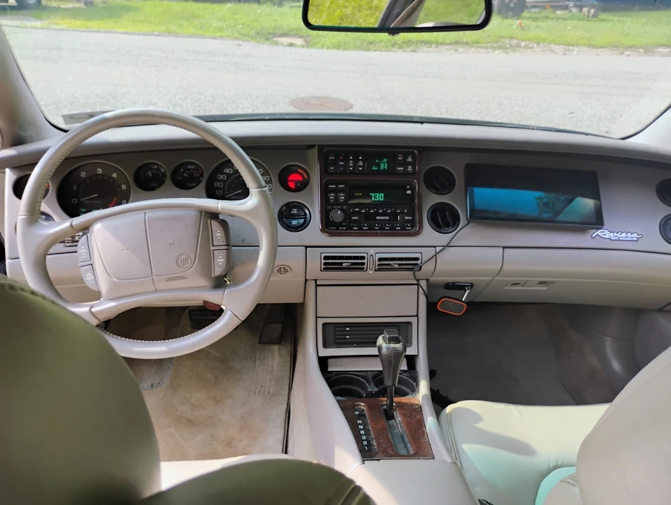 1996 Buick Riviera 8th Gen - Image 16 of 31
