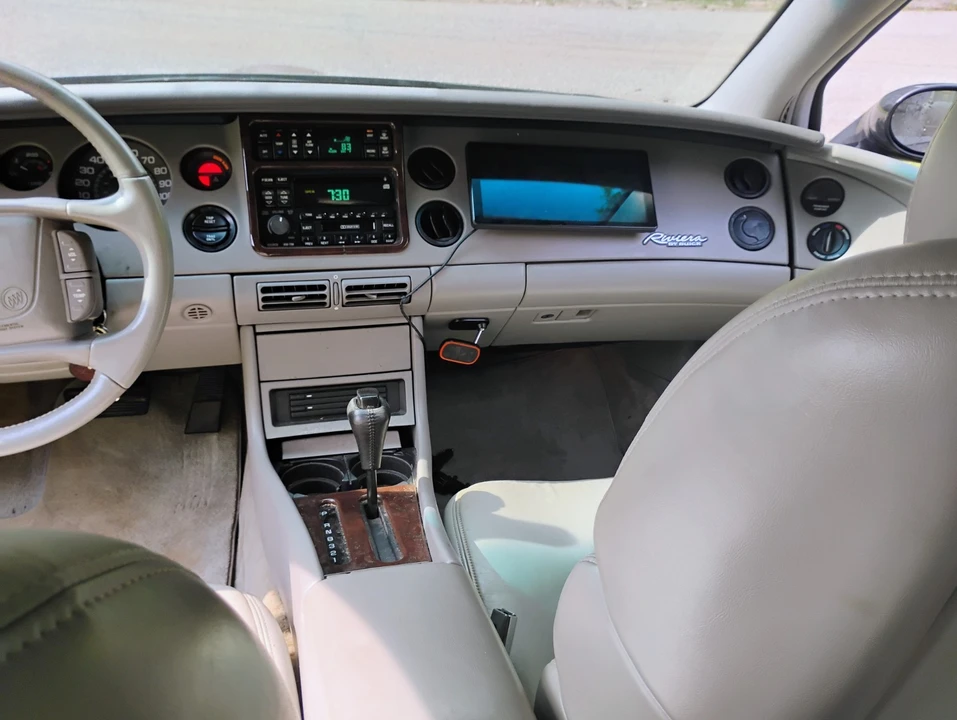 1996 Buick Riviera 8th Gen - Image 17 of 31