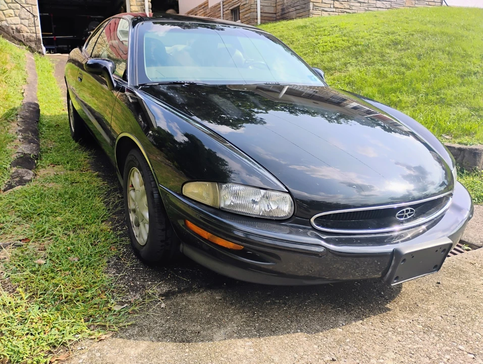 1996 Buick Riviera 8th Gen - Image 4 of 31