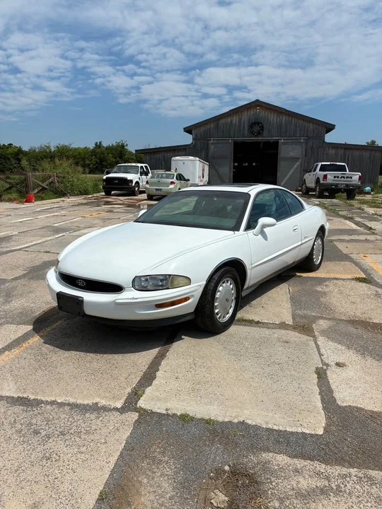 1996 Buick Riviera 8th Gen - Image 2 of 6
