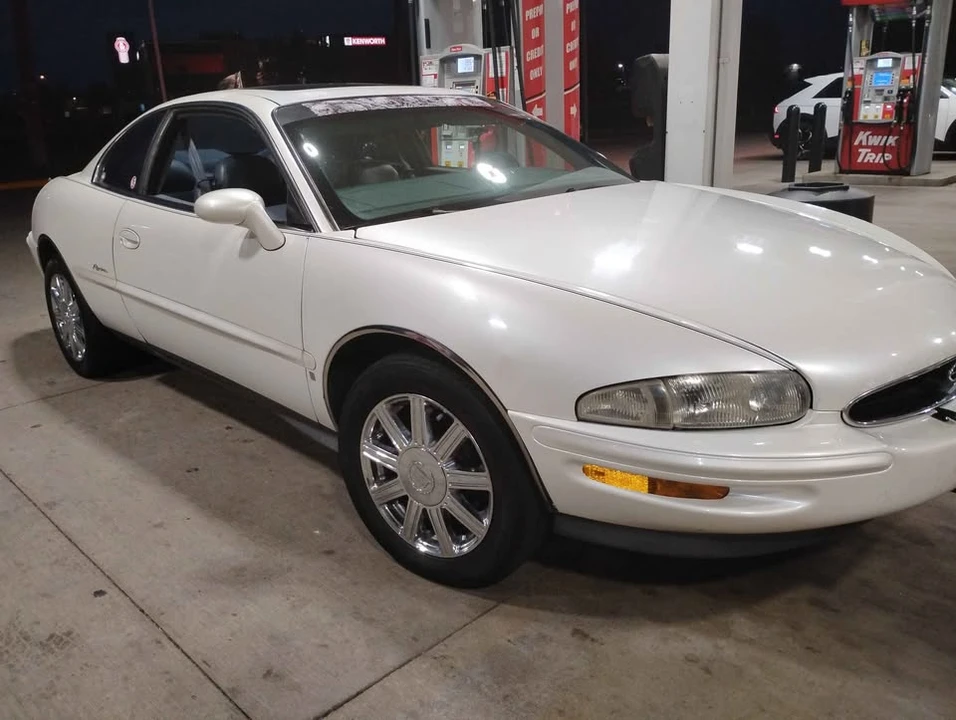 1996 Buick Riviera 8th Gen - Image 2 of 9