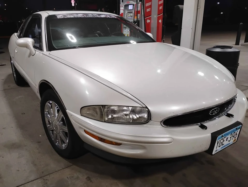 1996 Buick Riviera 8th Gen - Image 3 of 9