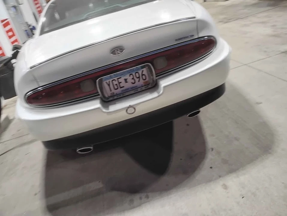 1996 Buick Riviera 8th Gen - Image 6 of 9