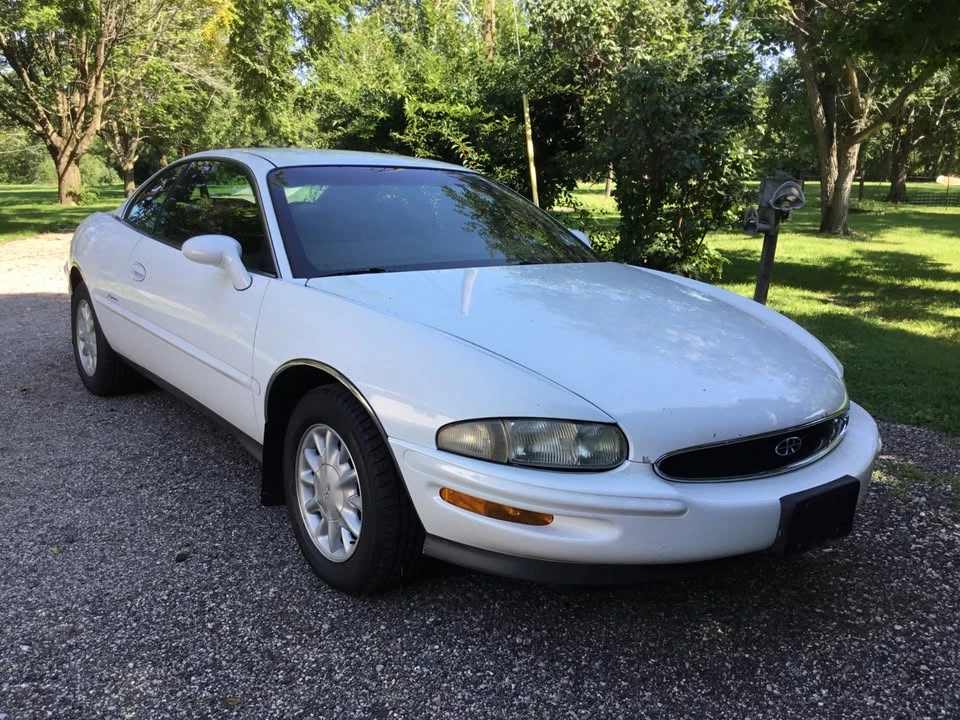 1996 Buick Riviera 8th Gen - Image 2 of 12