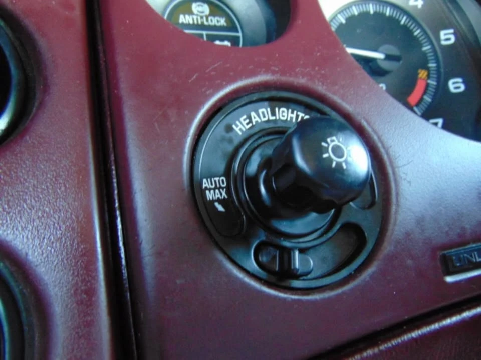 1996 Buick Riviera 8th Gen - Image 12 of 20