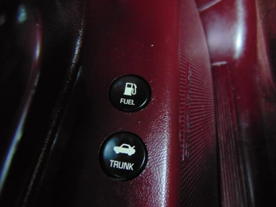 1996 Buick Riviera 8th Gen - Image 14 of 20