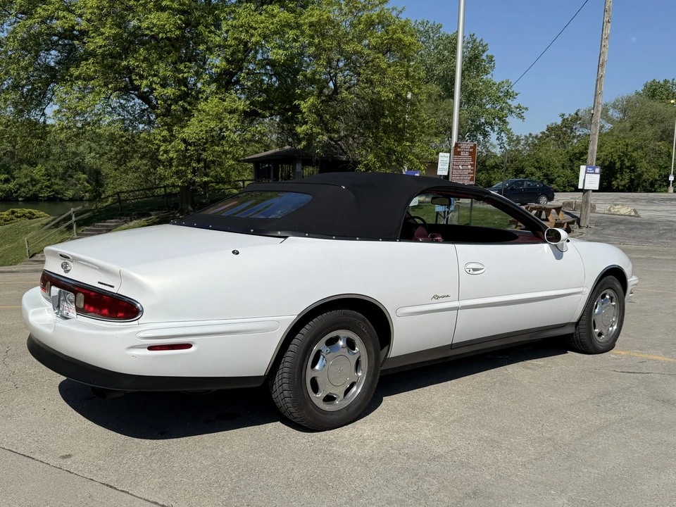 1996 Buick Riviera 8th Gen - Image 12 of 31