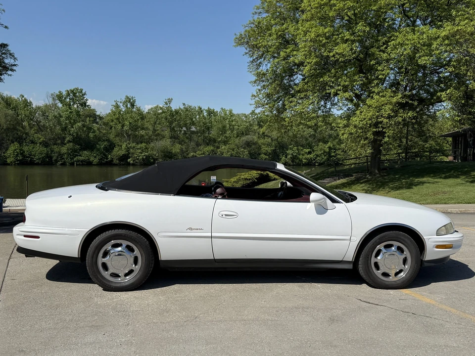 1996 Buick Riviera 8th Gen - Image 13 of 31