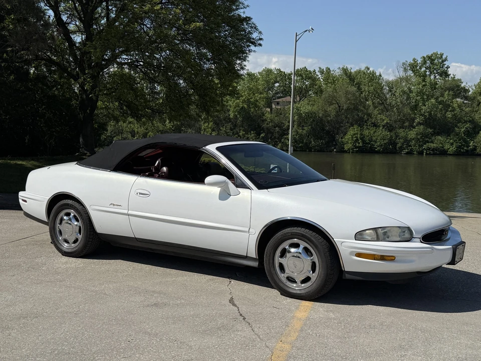 1996 Buick Riviera 8th Gen - Image 14 of 31