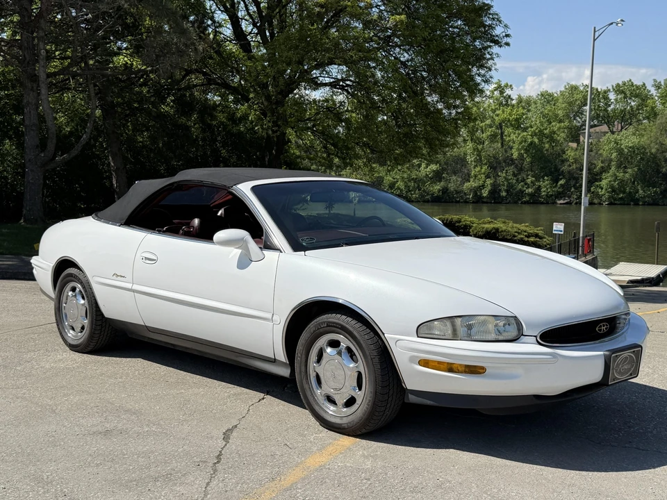 1996 Buick Riviera 8th Gen - Image 15 of 31