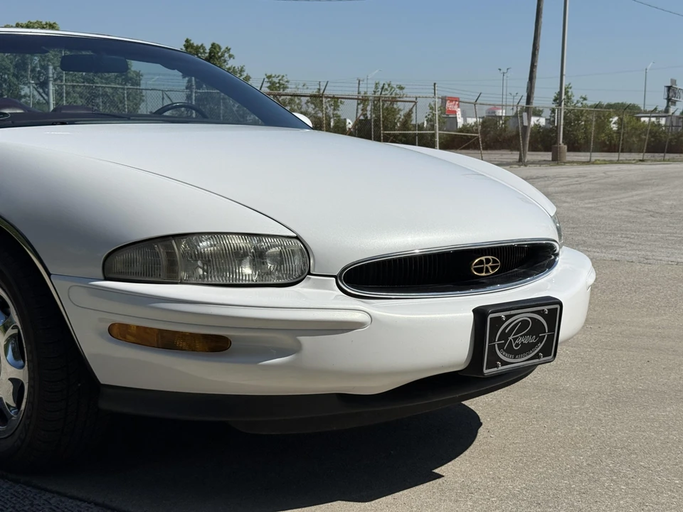 1996 Buick Riviera 8th Gen - Image 26 of 31