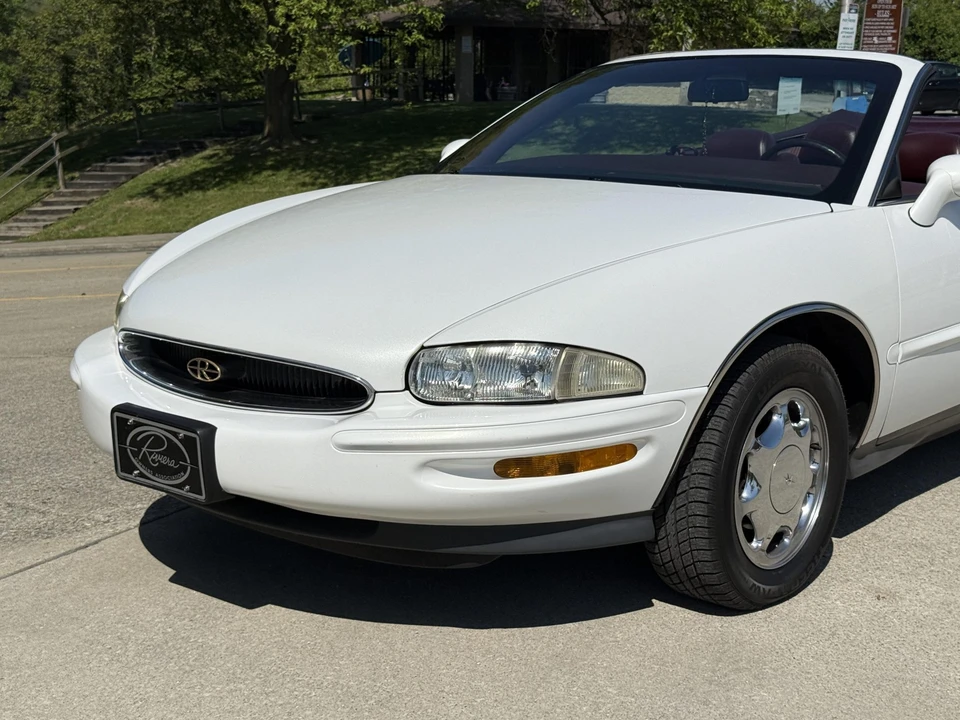 1996 Buick Riviera 8th Gen - Image 22 of 31