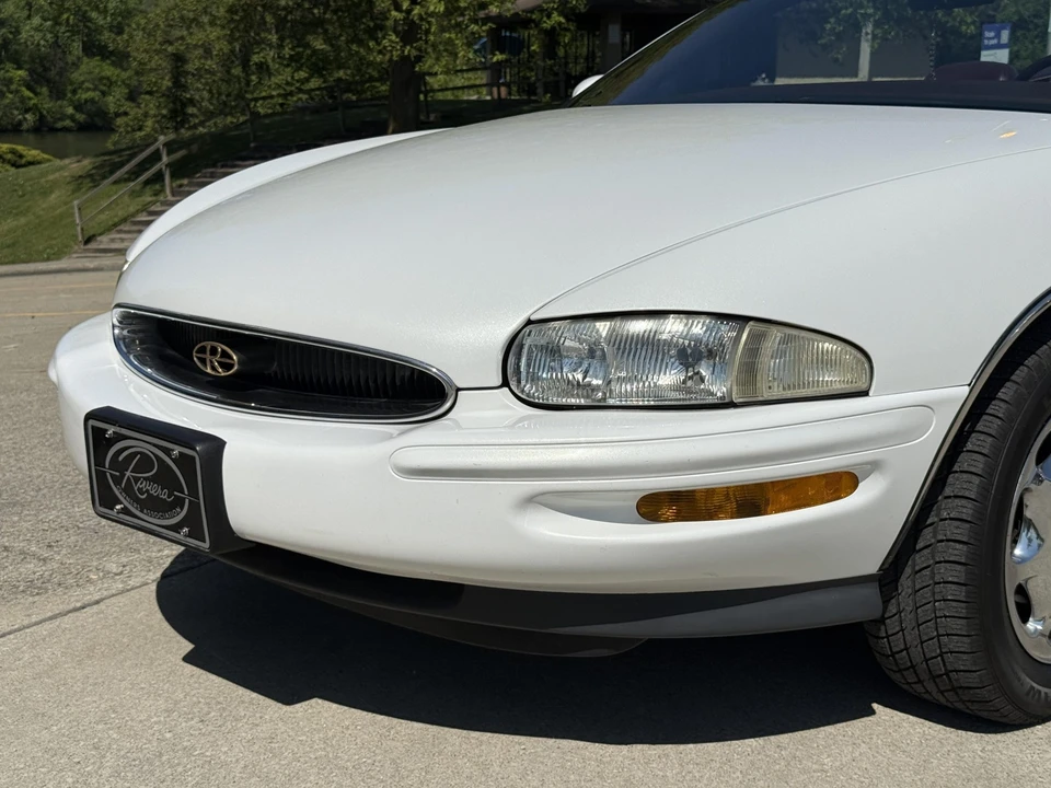 1996 Buick Riviera 8th Gen - Image 21 of 31